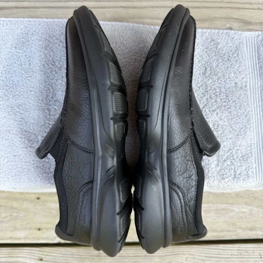 Clarks Leather Loafers Comfort Rubber Outsole SZ 9.5 M Casual